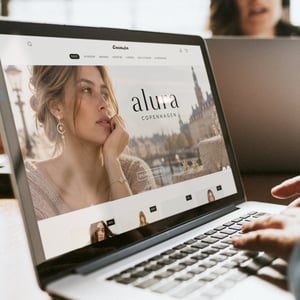 Cassandra øger omsætningen med 650% – og får en webshop, der arbejder for forretningen
