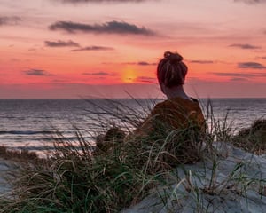 midsommer-ved-vestkysten-solnedgang